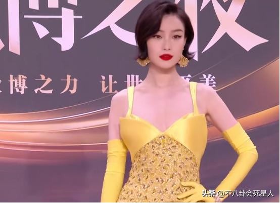 红毯紧身礼服尴尬造型案例_女明星紧身裤图_女星紧身礼服造型翻车