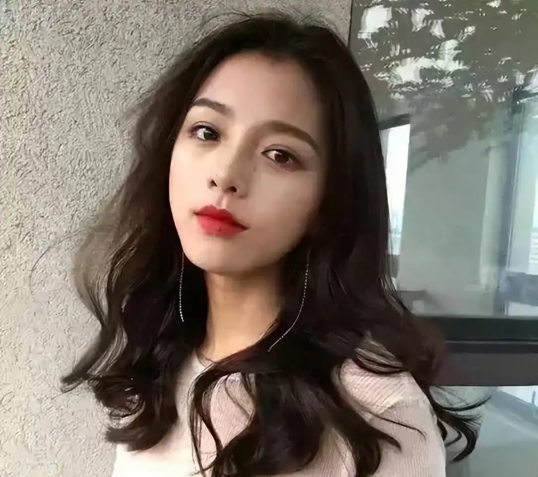 女明星齐肩卷发_中年妇女齐肩短发型_短发造型技巧