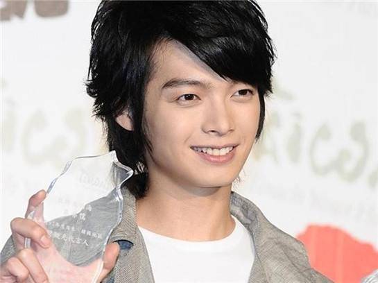 吴尊退出娱乐圈了吗_飞轮海 成员现状 台男团 发展历程