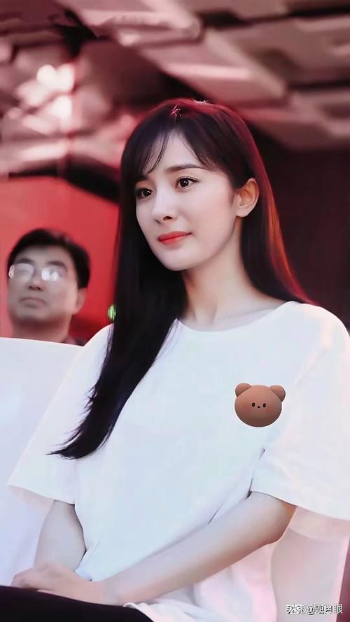 杨幂抢C位被指没长进 从喜糖到站位看人下菜碟真实现