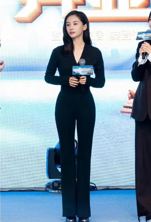 明星靴子穿搭_女明星的靴子_明星bv靴子