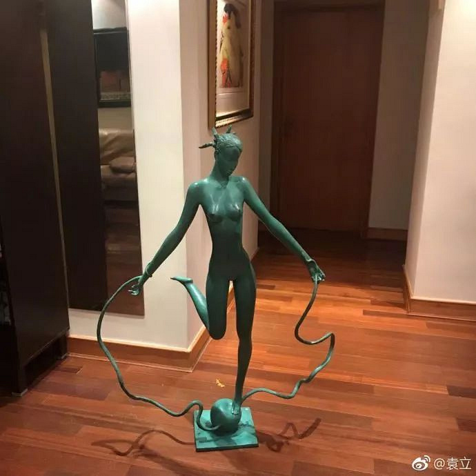 袁立手撕王中军艺术品争议_王中军回应袁立艺术品纠纷_袁立娱乐圈事件